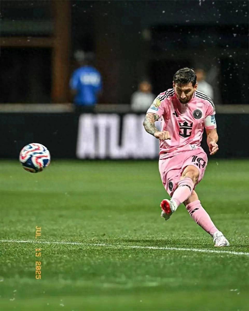 黑白直播-包含美洲杯重磅对决：姆巴佩迎战AC米兰，热议不断的词条