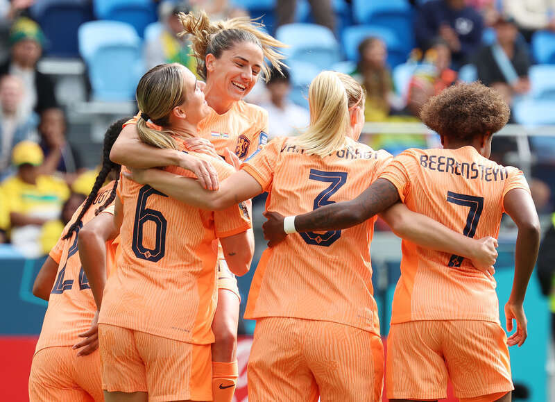 黑白直播-荷兰女足备受老师照顾，团结一致战胜一切。