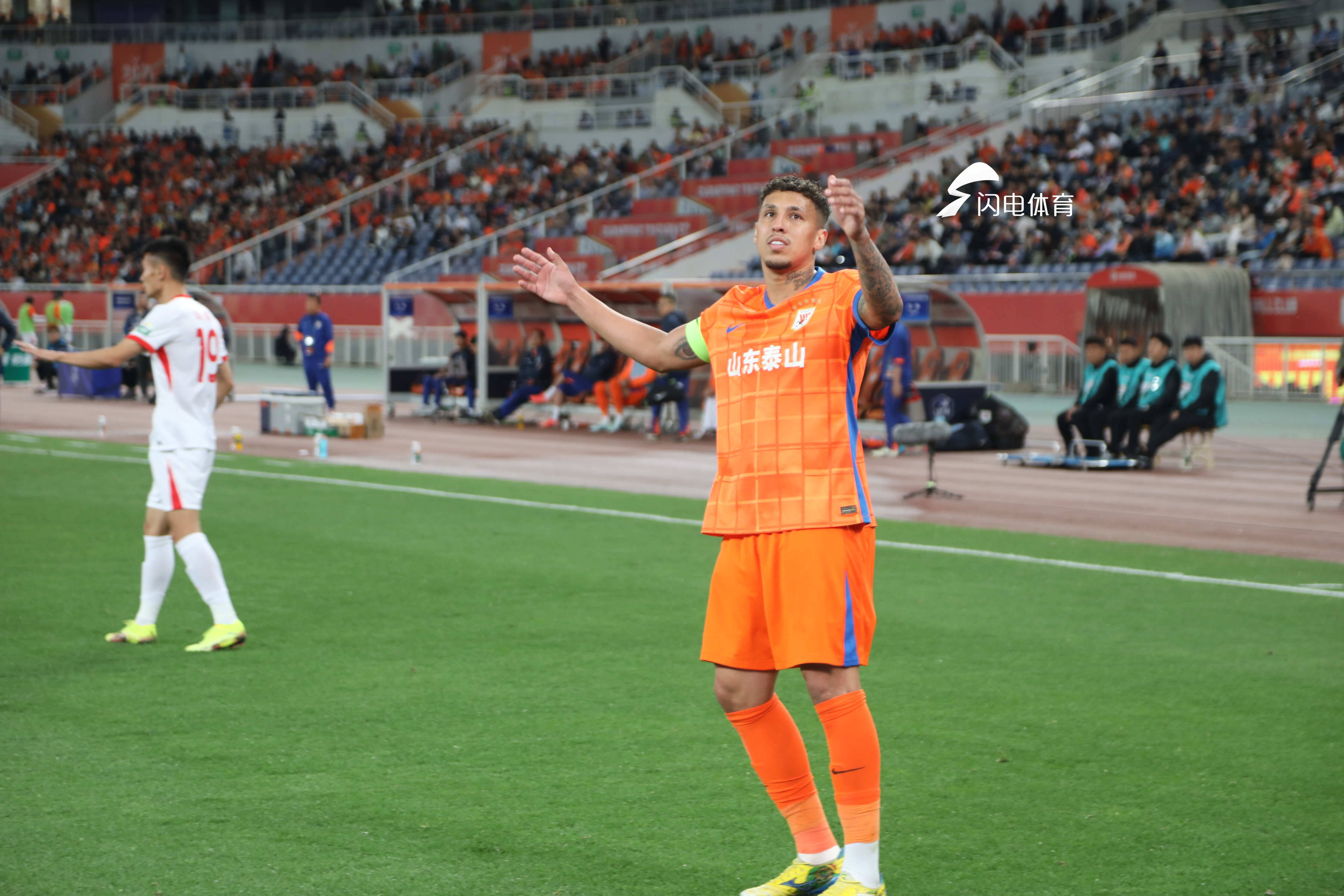 黑白直播nba在线观看-球队主力伤愈复出，带领球队扳平比分