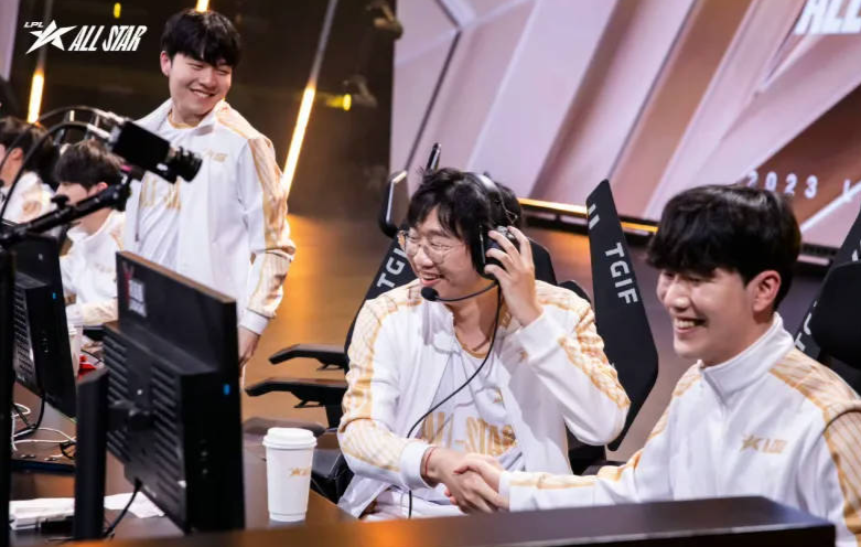 黑白直播-MAD力克EDG，Meiko团战一打五2025世界赛3:1（柏林）