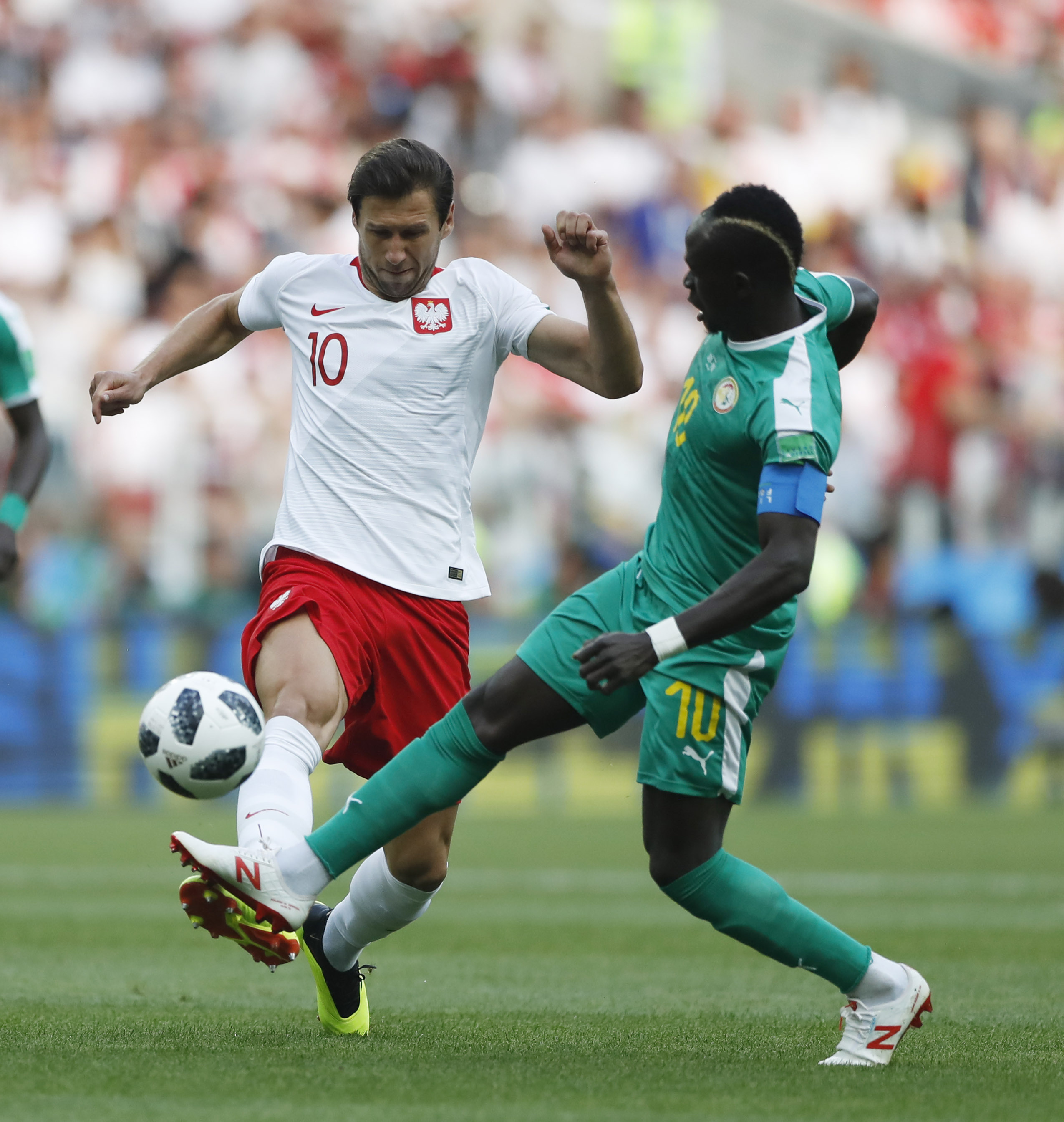 黑白直播体育-塞内加尔完胜波兰，本泽马三分雨点燃全场的简单介绍