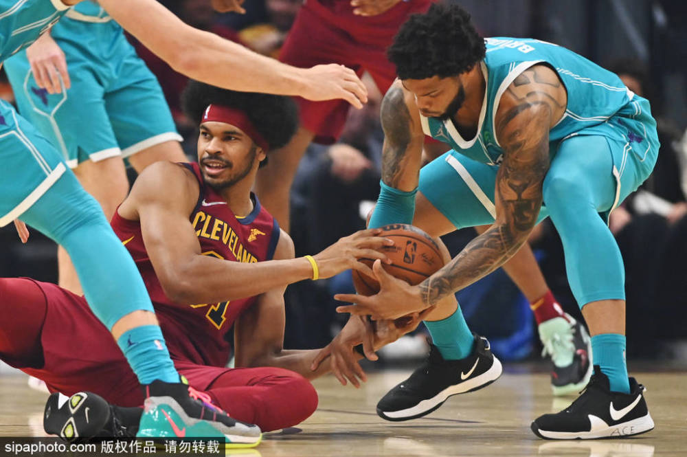 绿军擒下黄蜂继续领跑 绿军擒下黄蜂继续领跑