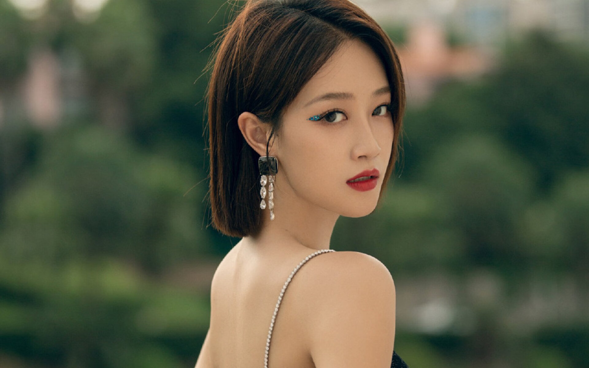 黑白直播在线观看-里昂3-2逆转狂胜AC米兰，关键先生富安健洋一传一射定乾坤