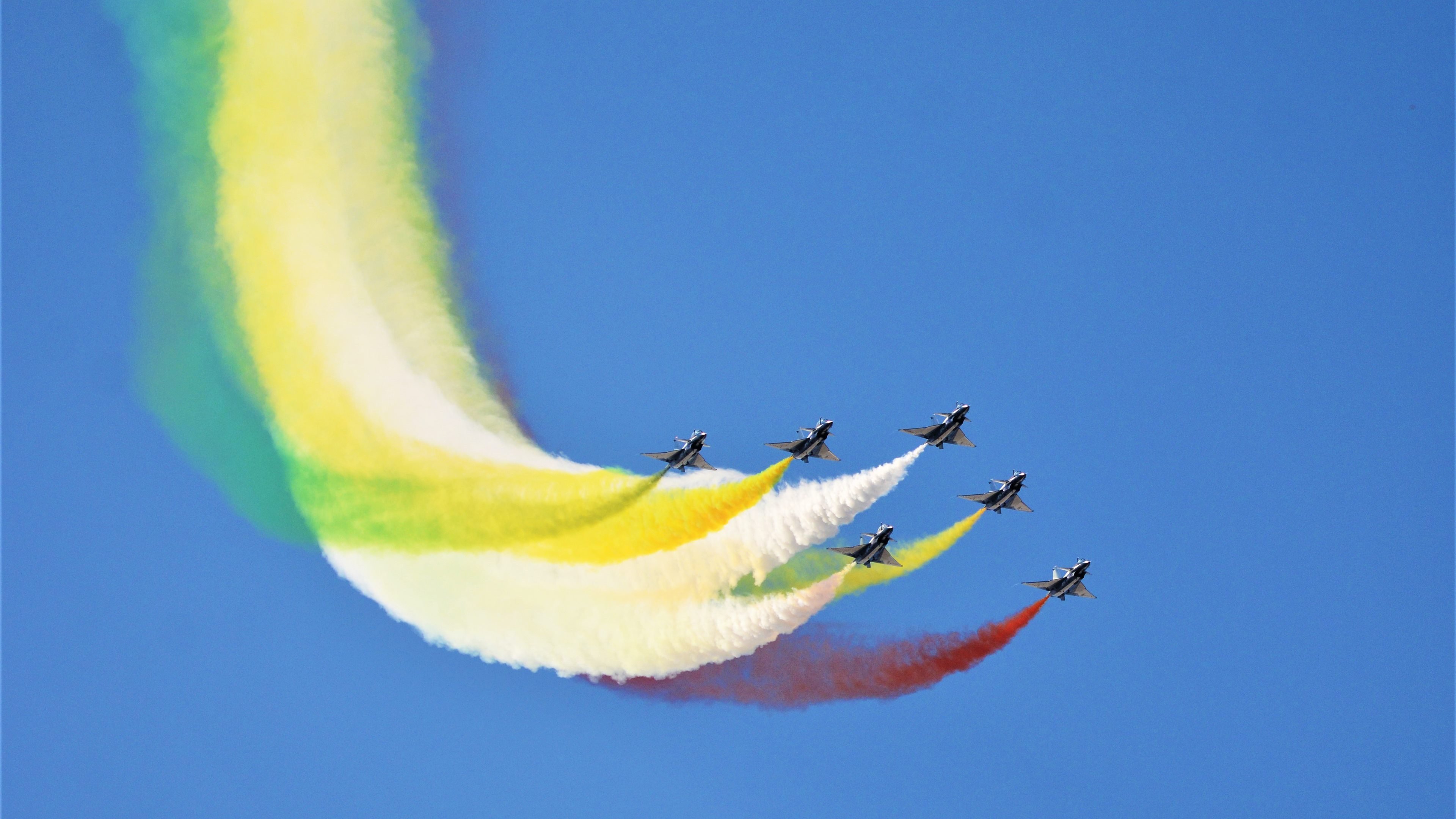 黑白直播网-钢铁咆哮中的一记足球,爱德华兹如何在平行时空一脚定下F1乾坤